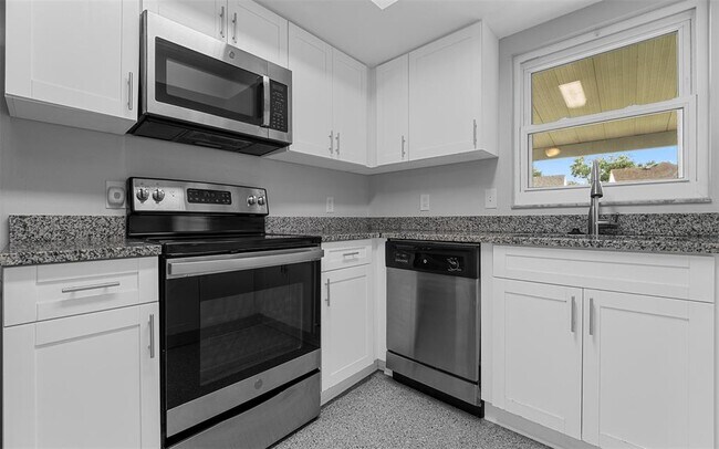 Building Photo - 1651 Palm Leaf Dr
