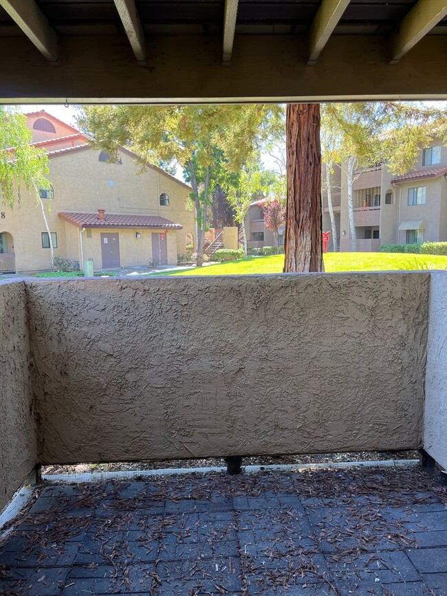 Building Photo - 2 Bedroom Condo in Quiet, Gated Community