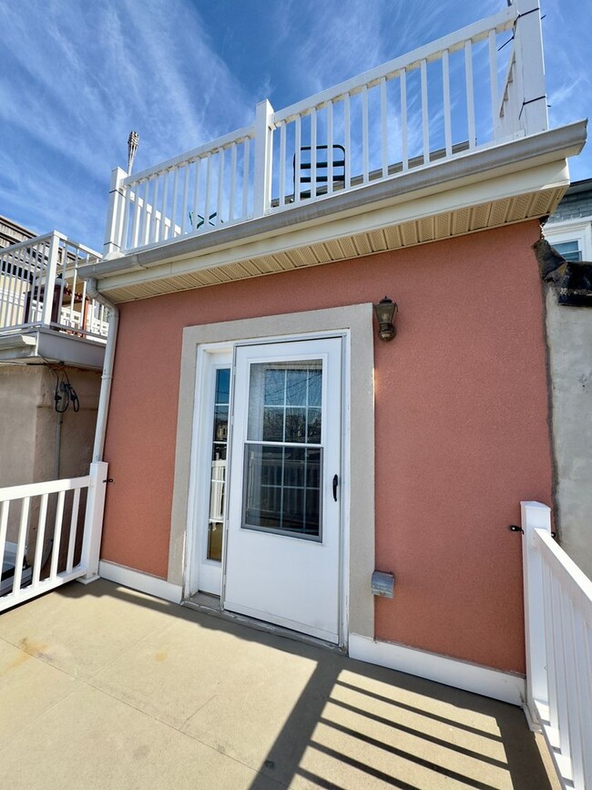 Building Photo - Spacious 3-Bedroom Townhome with Modern Am...