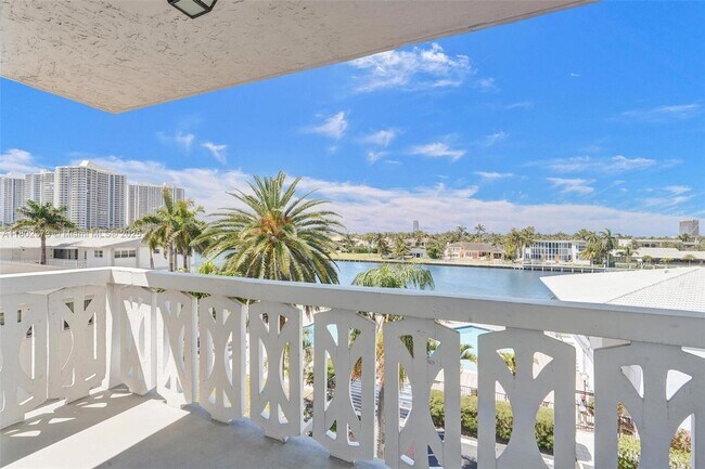 Building Photo - 3113 S Ocean Dr
