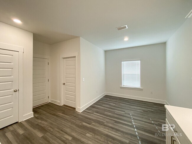 Building Photo - 510 Hardwood Ave