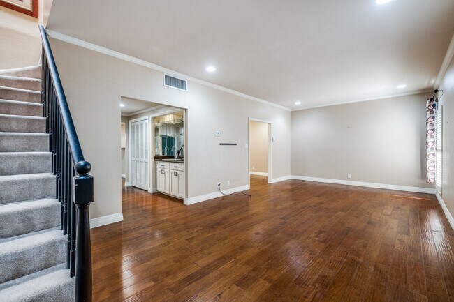 Building Photo - 3-BEDROOM TOWNHOME IN DIJON NORTH, ALAMO HEIGHTS