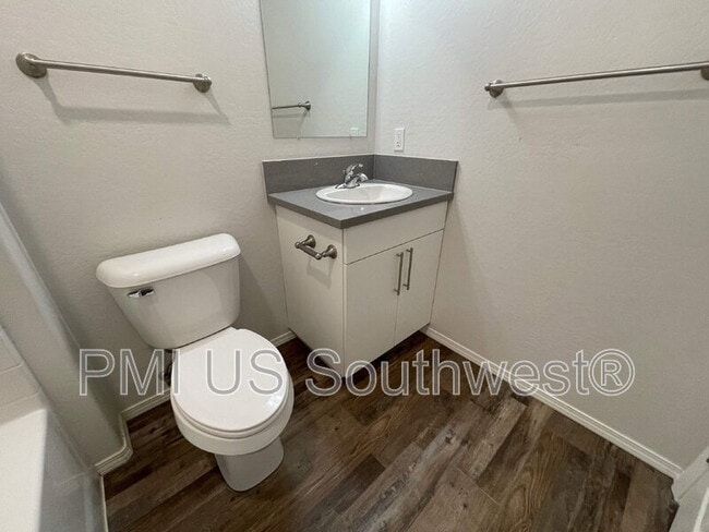 Building Photo - 8700 E Loos Dr