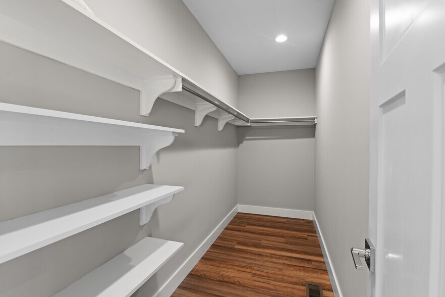Building Photo - 1205 Seven Sisters Ln