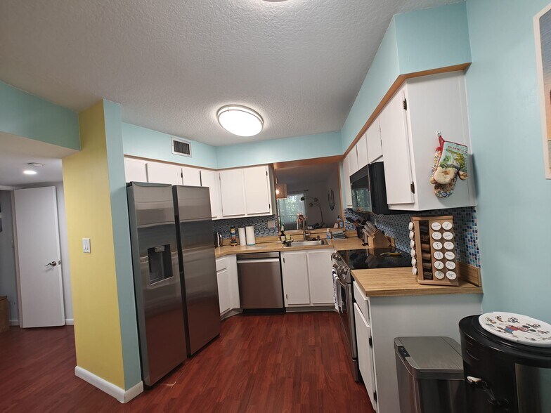 Building Photo - 2208 S Cypress Bend Dr