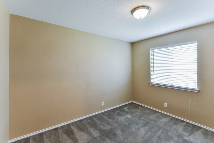 Building Photo - 4902 Dahlia Terrace