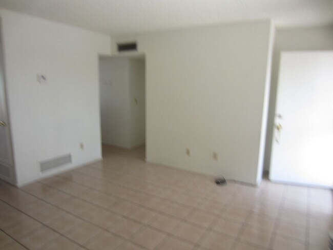 Building Photo - Clean & Cozy 3 Bed.  2 Bath Home With Big ...