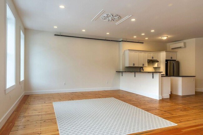 Building Photo - 21 Central St