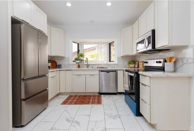 Building Photo - Beautiful Home in Royal Summit