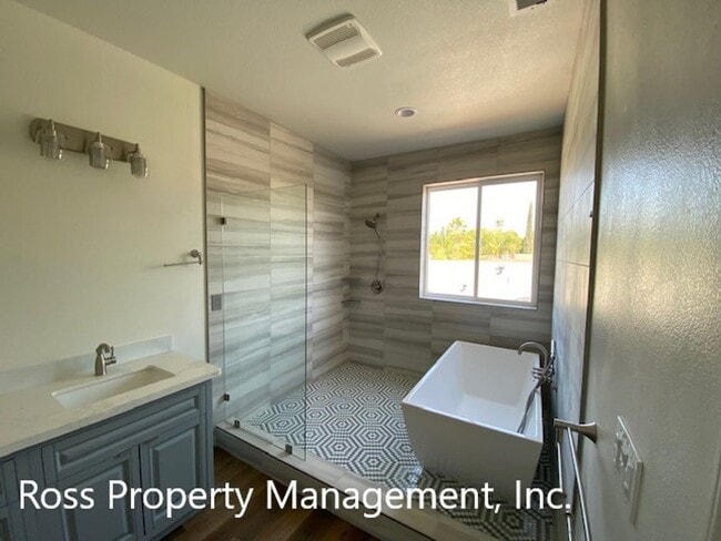 Building Photo - Immaculately Two Story Home Ready for Imme...