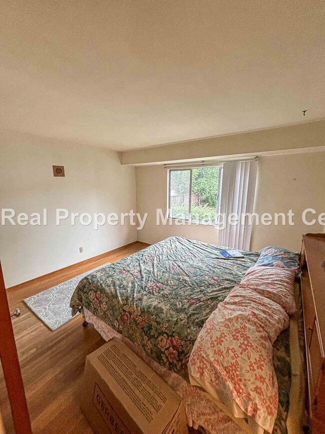 Building Photo - AVAILABLE JUNE - 4 Bed / 2 Bath Home locat...