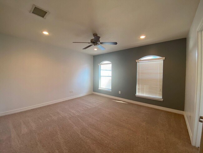 Building Photo - 3710 Sherwood Ln