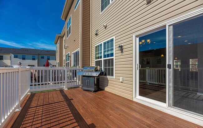 Building Photo - 3 level townhouse (newer construction) in Jefferson Place Community available early May!