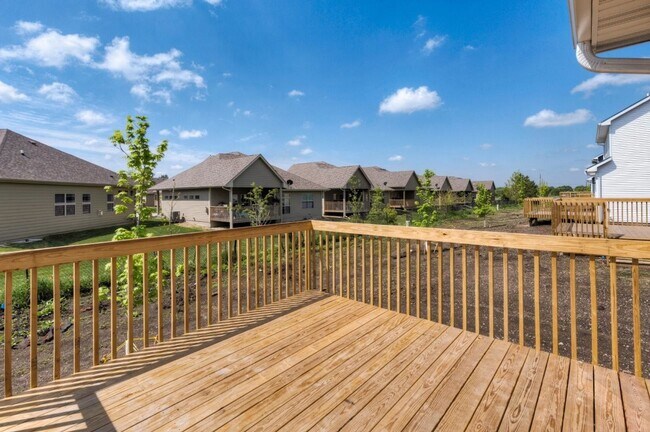 Building Photo - HUGE Single Family Home Available!