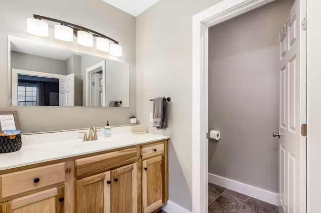 Building Photo - 4 Bedroom in Waterbury, VT Available on 7/1 (Furnished + Utilities included)