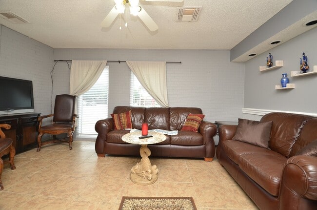 Primary Photo - 13102 Richmond Ave.