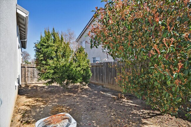 Building Photo - OPEN & SPACIOUS, 4 BEDROOM, 3 BATH 2 STORY...
