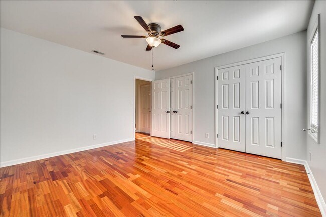 Building Photo - River Hills: 3 BR with 2 Full & 2 Half Baths