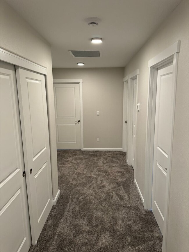 Building Photo - New 4 Bed / 2.5 Bath Duplex! $500 Amazon G...