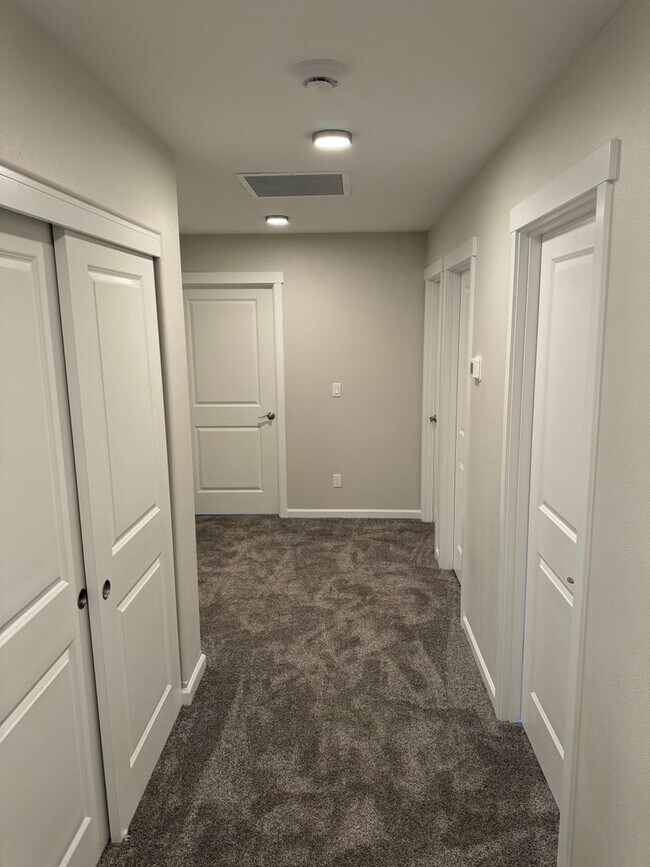 Building Photo - New 4 Bed / 2.5 Bath Duplex!