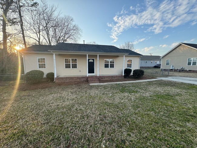 Primary Photo - 4bd/2ba Newer Home Close to Hwy 3 & Downto...