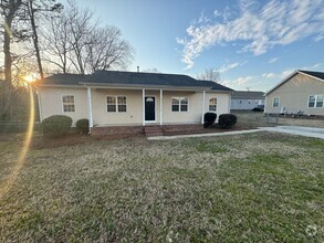 Building Photo - 4bd/2ba Newer Home Close to Hwy 3 & Downto...