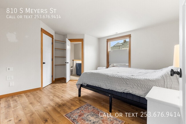 Building Photo - 810 S Meyers St
