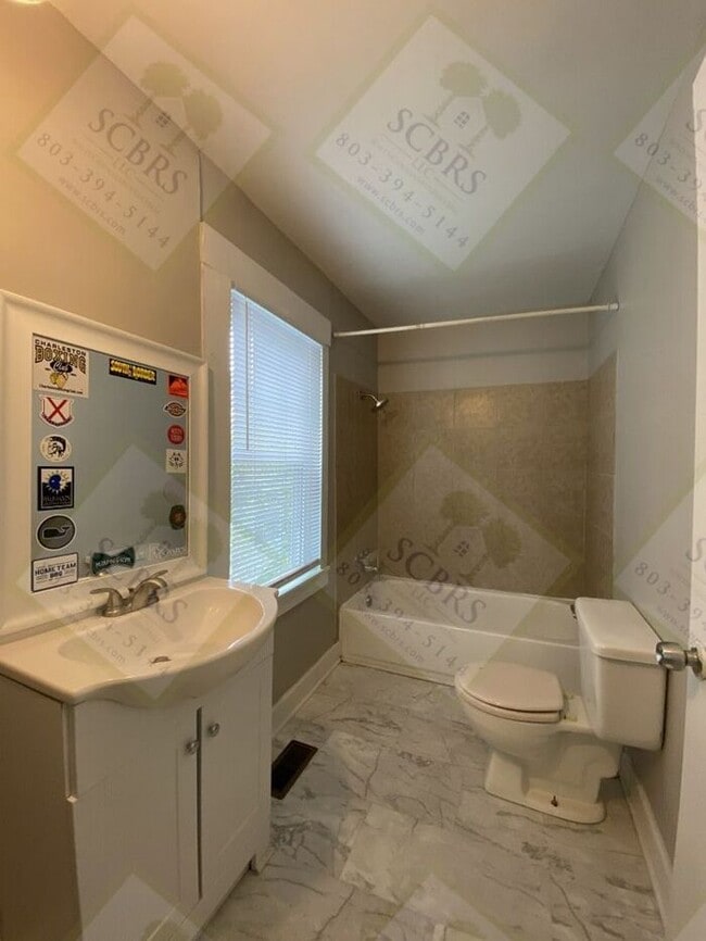 Building Photo - Spacious 6 Bedroom, 3 Bathroom Home Near U...