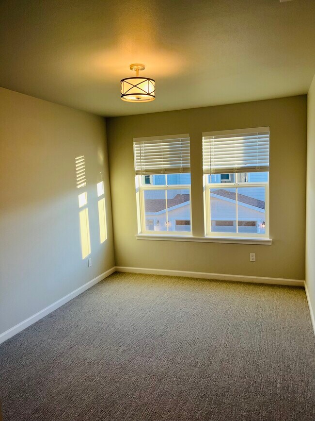 Building Photo - 8206 SE Leafhopper St