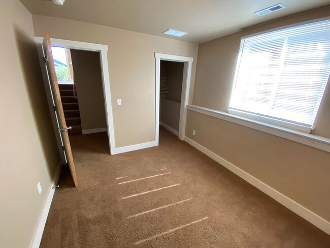 Building Photo - 5 Bedroom 2 Bath Single Family Home in Bozeman!