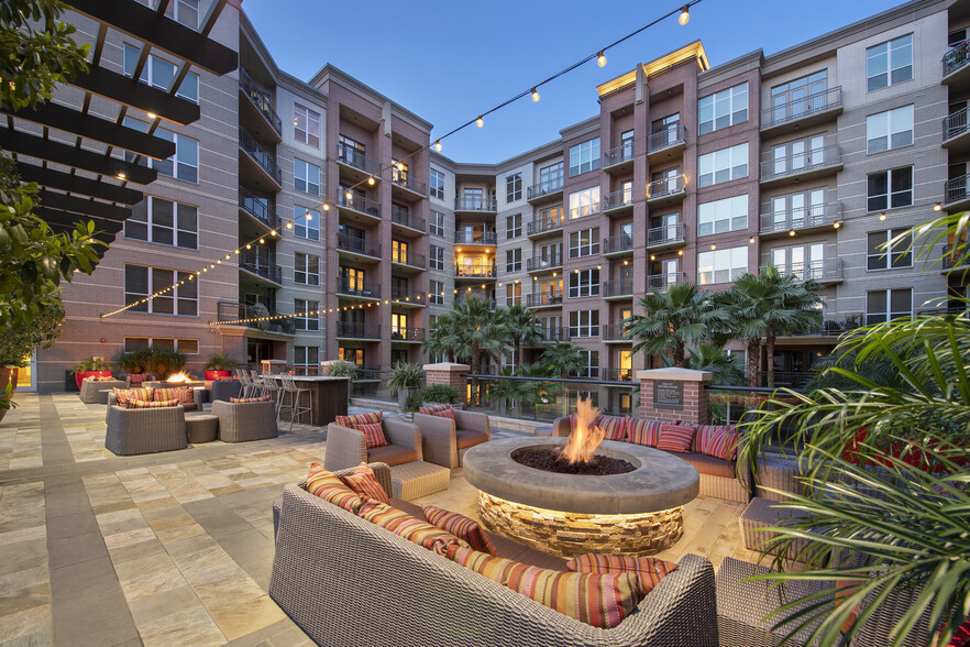 Outdoor Lounge - Gables Post Oak