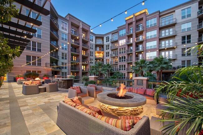 Outdoor Lounge - Gables Post Oak