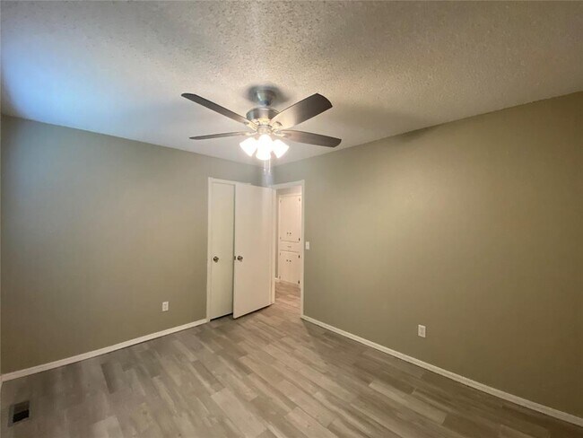 Building Photo - 2433 Shady Tree Ln