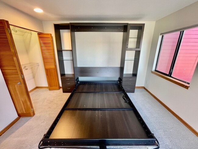 Building Photo - Top-Floor Riverfront Living with Broadway Bridge Views | 2 Bed + 2 Bath + Parking