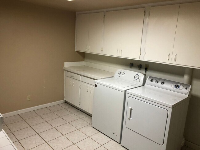 Building Photo - Updated 3 bedroom 3 bath house in Eugene!