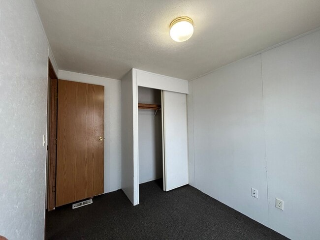 Building Photo - 3 Bedroom 2 Bath Trailer for Rent