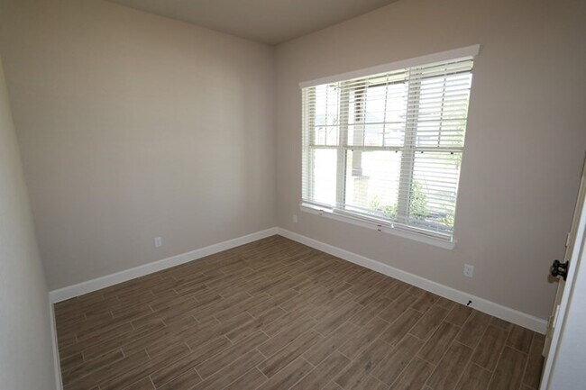 Building Photo - 5511 Mesa Ests Dr
