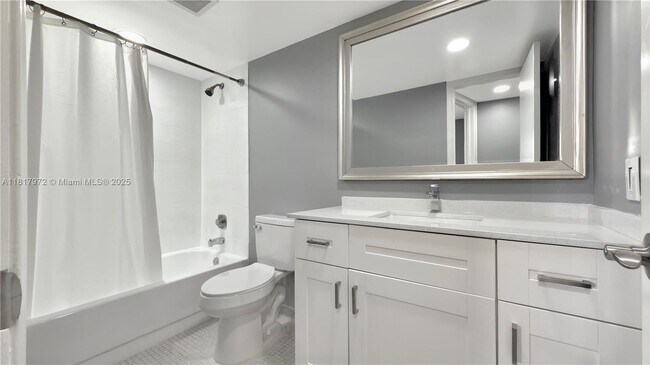 Building Photo - 3571 Inverrary Dr