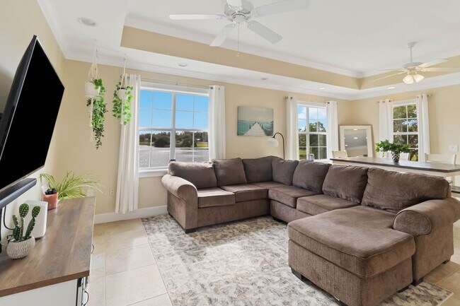 Building Photo - Beautiful furnished 2/2 condo with stunning water view available May 2026 for a short-term stay