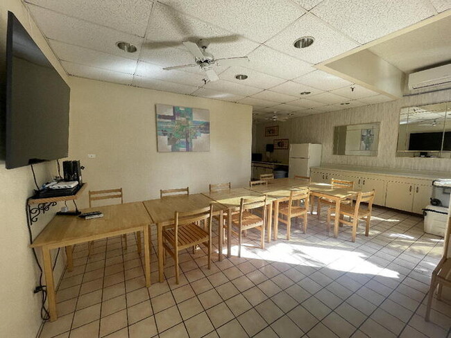 Building Photo - PLAZA LANDMARK studio w/pkg, sec, amens
