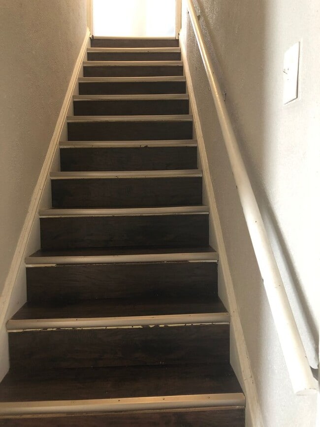 Building Photo - Single Family Home 3 beds 2 bath Available Now!