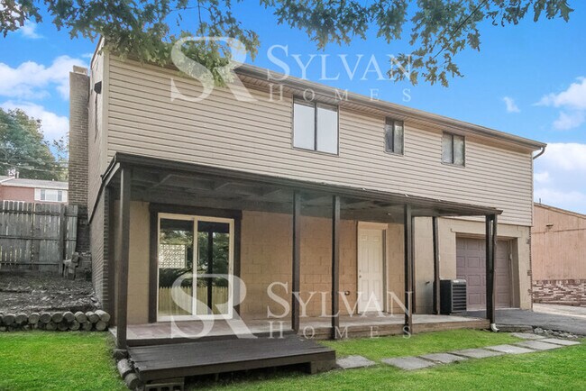 Building Photo - Charming 3BR 2.5BA split foyer home