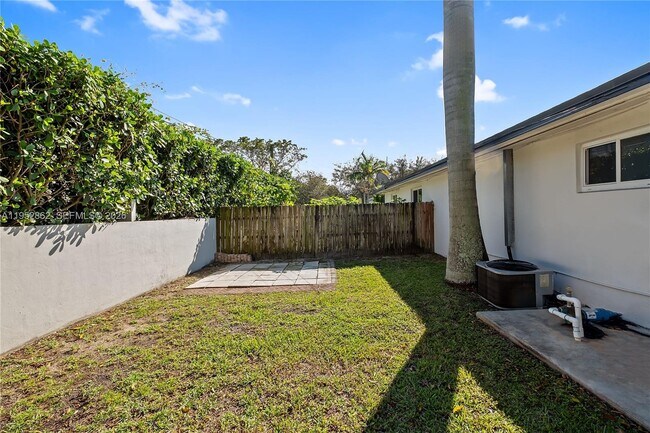 Building Photo - 10525 SW 77th Ct