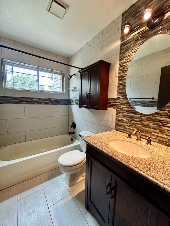 Building Photo - Beautiful 5 Bedroom Home with Large Private Yard