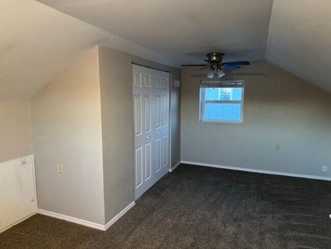 Building Photo - 2 Bedroom, 1 Bath, 1 Car Garage, Appliance...
