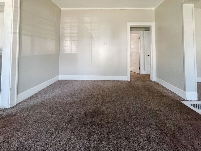 Building Photo - 2 bed House w/ Garage + Washer + Dryer in Unit