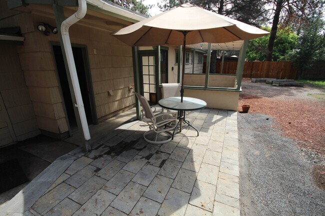 Building Photo - AVAILABLE SHORT TERM! Midtown 3 Bedroom Ho...