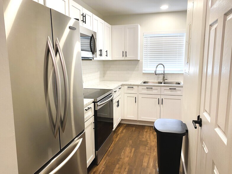 Building Photo - 9345 Green Meadows Way