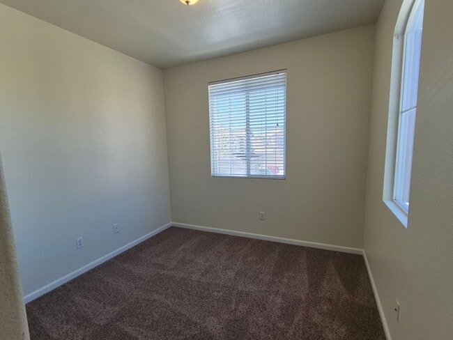 Building Photo - Adorable 3 bedroom 2.5 bath home with loft