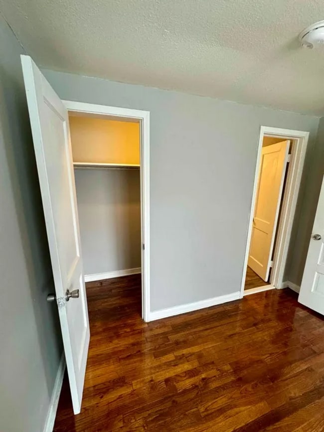 Building Photo - 4265 Woodlawn Ave